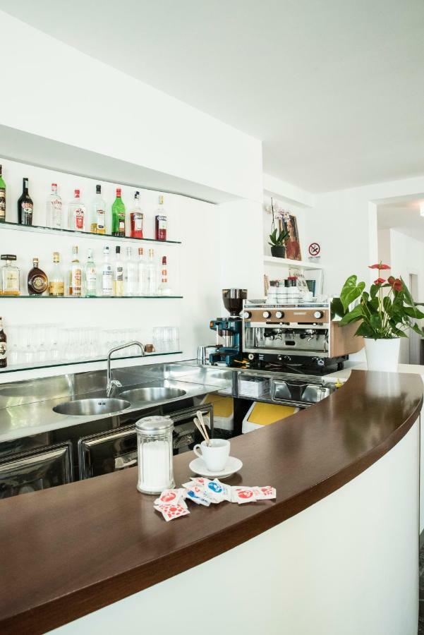 Hotel Houston Suites Ріміні Екстер'єр фото